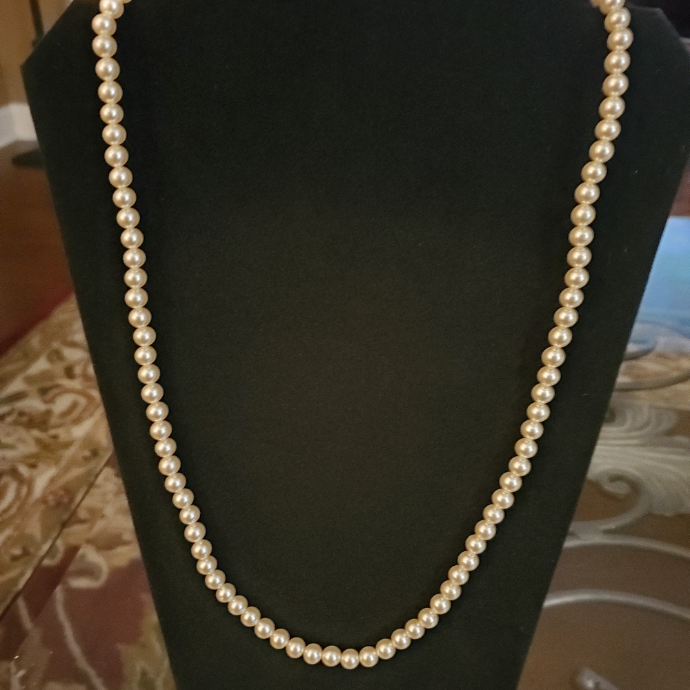 Gorgeous Faux Pearl Necklace